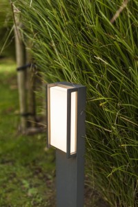 Słupek oświetleniowy Lutec Qubo 7193001118 IP54 1xLED Aluminium w ogrodzie.