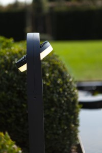 Słupek oświetleniowy Lutec Fele 7196301118 IP54 1xLED Aluminium Szary w ogrodzie.