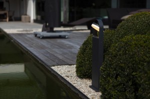 Słupek oświetleniowy Lutec Fele 7196301118 IP54 1xLED Aluminium Szary przy ogrodowej ścieżce.