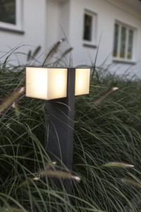 Słupek oświetleniowy Lutec Cuba 7193801118 IP54 1xLED Aluminium w ogrodzie.