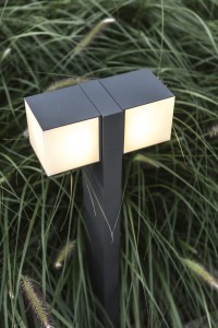 Słupek oświetleniowy Lutec Cuba 7193801118 IP54 1xLED Aluminium w ogrodzie.