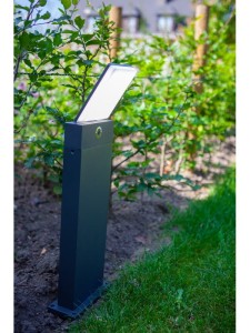 Słupek oświetleniowy Lutec Pano 7289001118 IP54 1xLED Aluminium w ogrodzie.