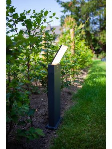 Słupek oświetleniowy Lutec Pano 7289001118 IP54 1xLED Aluminium w ogrodzie