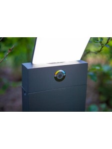 Słupek oświetleniowy Lutec Pano 7289001118 IP54 1xLED Aluminium na tle zieleni.
