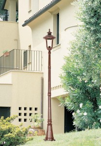 Latarnia ogrodowa Elstead Lighting Chicago CC5-M IP44 1xE27 Stal Brązowy przed domem.