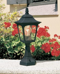 Latarnia ogrodowa Elstead Lighting Chapel CPM4-BLACK IP44 1xE27 Aluminium Czarny na tle kwiatów.