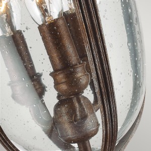 Latarnia ogrodowa Elstead Lighting English Bridle FE-EB3-M-BRB IP44 z bliska, brązowy korpus z trzema żarówkami.