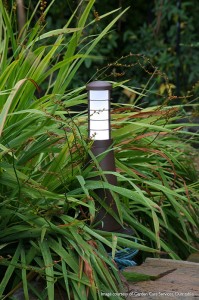 Latarnia ogrodowa Elstead Lighting Beta GZ-BETA6 IP54 3xLED Aluminium Brązowy wśród roślin.