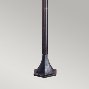 Latarnia ogrodowa Elstead Lighting Wexford WX4 IP44 1xE27 Metal Czarny na tle szarej ściany.
