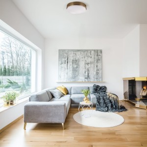 Lampa sufitowa Plafon Cadence Elstead Lighting 2x75W E27 Mosiądz Stal w nowoczesnym salonie.