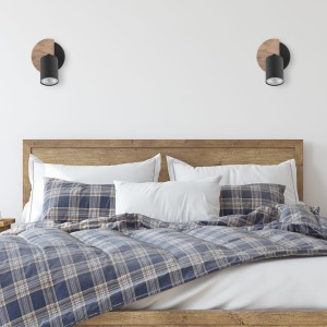 Lampa sufitowa COVER TK Lighting 1xGU10 10W zamontowana nad drewnianym łóżkiem.