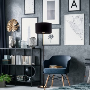 Lampa podłogowa LORD TK Lighting 1xE27 15W Tkanina Czarny w nowoczesnym salonie.