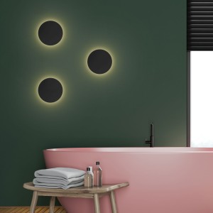 Kinkiet LUNA TK Lighting 2xG9 6W nad różową wanną w nowoczesnej łazience.
