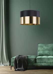 Lampa wisząca LONDYN TK Lighting 1xE27 czarno złota nad zieloną sofą.