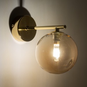 Kinkiet ESTERA TK Lighting 1xG9 6W Szkło Biały zamontowany na ścianie.