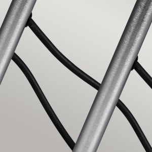 Zestaw akcesoriów Garden Zone Ambleside Elstead Lighting 3x6 x 0,1 Wbudowany LED Aluminium anodowane - zbliżenie na srebrne rurki z czarnymi przewodami.