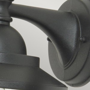 Latarnia naścienna Sandown Elstead Lighting czarna z mocowaniem naściennym.