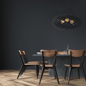 Lampa wisząca Wolfram Lucide 3xE27 60W Czarny Metal nad stołem jadalnym z drewnianymi krzesłami.