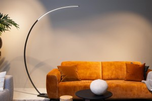 Lampa stojąca Curve Lucide 1xLED zintegrowany 15W Czarny Metal / Marmur w salonie.