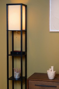 Lampa stojąca Menno Lucide 1xE27 60W w kolorach czarny i beżowy z MDF i bawełny przy stoliku nocnym.