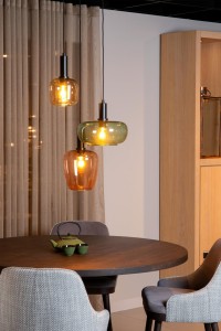 Lampa wisząca Ilona Lucide 3xE27 40W Czarny / Inny Szkło nad stołem w stylowej jadalni.
