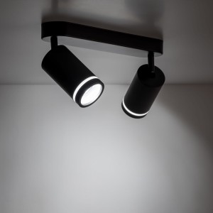 Lampa punktowa Jet TK Lighting 2xGU10 LED 10 W metalowa, czarna, zamontowana na suficie.