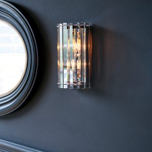 Lampa ścienna Crystal Skye Elstead Lighting 2x3W LED G9 Kryształ Chrom na ciemnej ścianie.