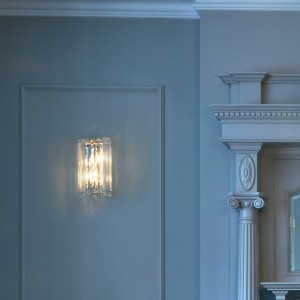 Lampa ścienna Crystal Skye Elstead Lighting zamontowana na eleganckiej ścianie wewnętrznej.