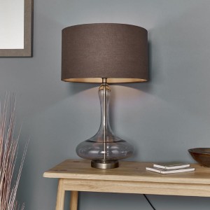 Endon Lampa stojąca Caia 1x40W E27 Szary na drewnianym stoliku.