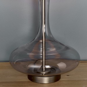 Endon Lampa stojąca Caia 1x40W E27 Szary na drewnianym stole.