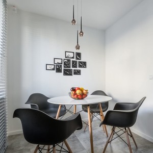 Lampa Wisząca Libra Zuma line 3x40W E14 Srebrny Metal nad stołem w nowoczesnej kuchni.