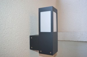 Lampa zewnętrzna kinkiet ARKAD 3 Radex IP 44 1x18W E27 Poliwęglan /Grafit