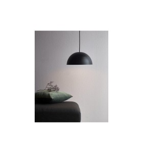 Lampa Wisząca Nordlux E27 40W Metal Czarny nad stolikiem z poduszką.