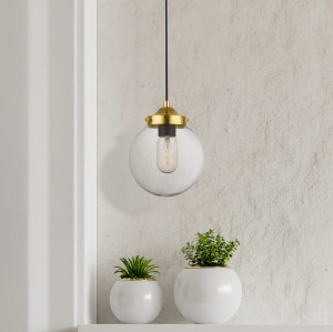 Lampa Wisząca Riano Zuma line 40W E27 Złoty Czarny Metal nad białymi doniczkami z roślinami.