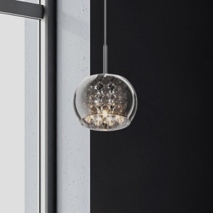Lampa wisząca Zuma Line Crystal Zuma G9 42W na tle ciemnej ściany.
