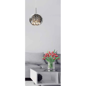Lampa wisząca Zuma Line Crystal Zuma G9 42W nad sofą z bukietem tulipanów.