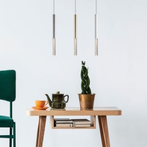 Lampa wisząca Zuma Line One LED 5W Chrom nad stolikiem z herbatą i rośliną.