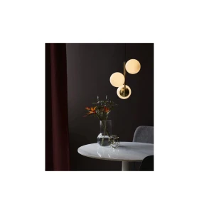 Lampa Wisząca Nordlux E14 3X40W Metal Mosiądz nad stołem.