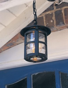 Czarna lampa wisząca Elstead Lighting Hereford BL21B-BLACK na zewnątrz budynku.