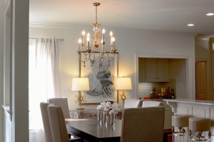 Lampa wisząca żyrandol Mignon Elstead Lighting 8xE14 w eleganckiej jadalni.