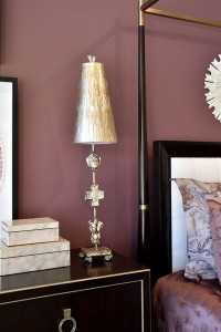 Lampa stołowa Fragment Elstead Lighting w sypialni na szafce nocnej.