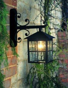 Kinkiet zewnętrzny Elstead Lighting Canterbury BL52M-BLACK IP43 na ścianie.