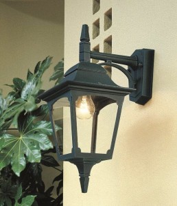 Kinkiet zewnętrzny Elstead Lighting Chapel CP2-BLACK IP44 zamontowany na ścianie.
