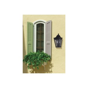 Kinkiet zewnętrzny Elstead Lighting Cotswold Lane FE-COTSLN7-BK IP44 2xE14 Aluminium Czarny zamontowany na żółtej ścianie przy oknie z zielonymi okiennicami i roślinami.