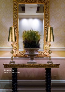 Lampa stołowa Fragment Elstead Lighting w złotym kolorze.