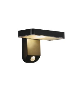 Lampa Ścienna Nordlux Solar Led Plastik Czarny włączona ze złotym uchwytem.