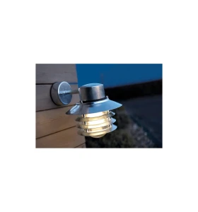 Lampa Ścienna Nordlux E27 60W Srebrny zamontowana na ścianie z drewna.