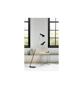 Lampa Stołowa Nordlux E14 40W Metal Czarny stojąca na stoliku przy oknie.