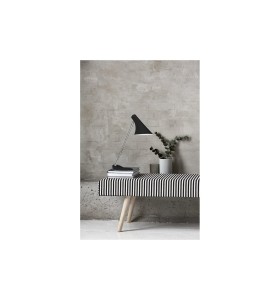 Lampa Stołowa Nordlux E14 40W Metal Czarny na stoliku z rośliną w tle.