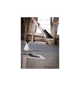 Lampa Stołowa Nordlux E14 40W Metal Czarny na betonowym bloku w stylowym wnętrzu.